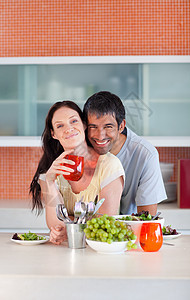 爱人在厨房吃饭妻子沙拉男性快乐幸福桌子家庭水果夫妻恋人图片