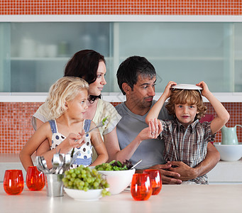 幸福的家庭在厨房吃饭图片