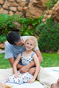 父亲和女儿在花园里玩耍生活婴儿女孩家庭男人父母爸爸休息室公园男生图片