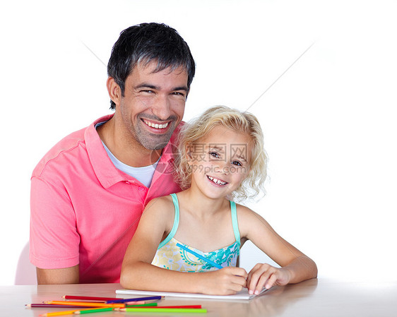 女儿和父亲在看镜头时画画图片