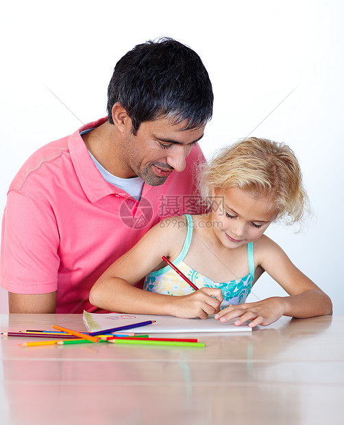 父亲和女儿一起做功课房间爸爸家庭作业学习女性办公室乐趣女孩桌子阅读图片