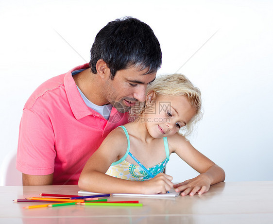 女儿和她父亲一起画画图片