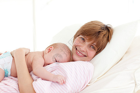 快乐的母亲拥抱她新生的婴儿图片