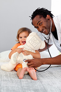 医生在医院检查一个小女孩的幸福快乐图片