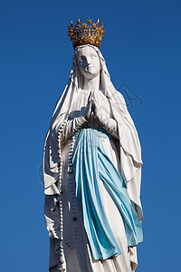 法国高比利牛斯Lourdes维尔京处女旅行雕像宗教村庄纪念碑雕塑旅游窥探者晴天图片