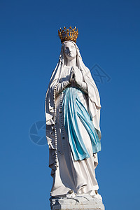 法国高比利牛斯Lourdes维尔京雕像纪念碑旅行旅游雕塑处女窥探者宗教晴天村庄图片