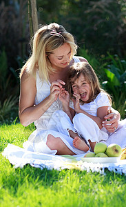 母亲和女儿在野餐中玩得开心图片