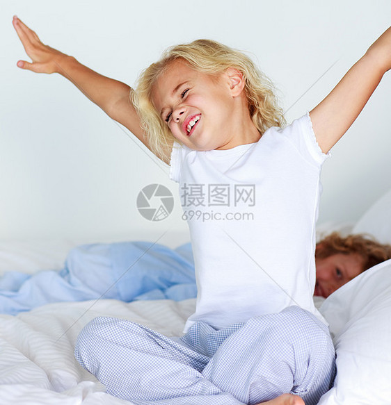 微笑的小女孩看着摄影机看床单女孩毯子睡衣唤醒盖子安全姐姐男性女儿图片