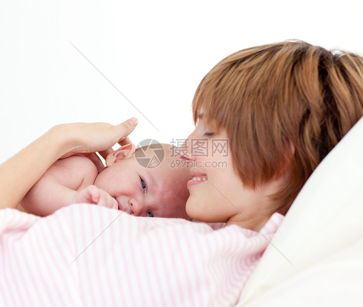床上有新生儿婴儿的美丽病人图片