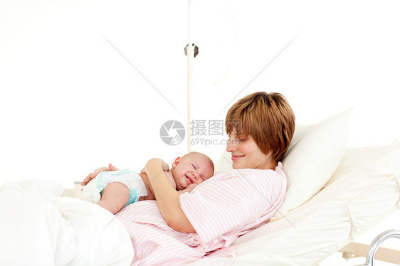 病人在床上与新生婴儿同床欢乐图片