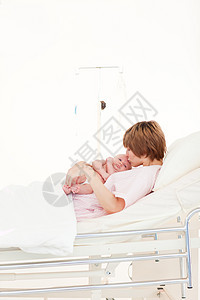 母亲与新生儿一起出生护士食物幸福青年妈妈女性母性压痛喜悦投标图片