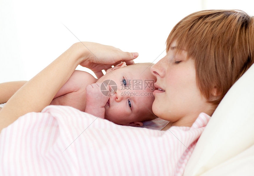 母亲与新生婴儿一起睡觉图片
