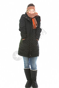 身着冬衣的年轻妇女季节帽子围巾靴子大衣温度羊毛衬里毛皮衣服图片
