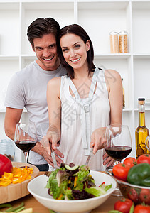 一对幸福的情侣做饭的肖像夫妻食物厨房男性丈夫女士烹饪胡椒沙拉家庭图片