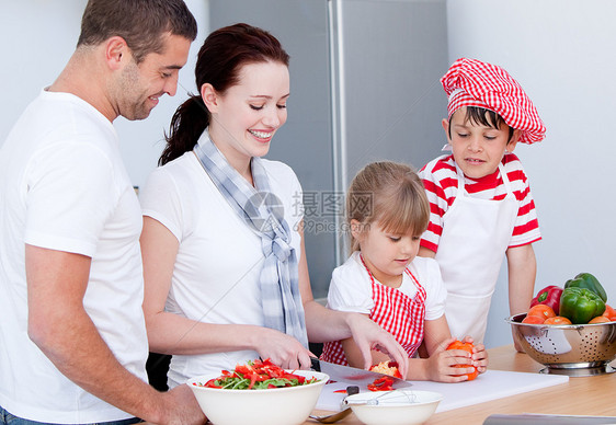 一个可爱家庭准备一顿饭的肖像图片