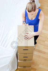 白种女人搬着不同的箱子图片