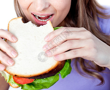 一个女人吃三明治的近身图片