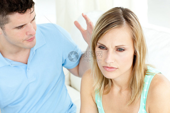 年轻夫妇在客厅里争吵压力时间女朋友沙发休息异性喜庆恋人夫妻男人图片