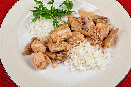 带肉的大米抓饭猪肉厨房土豆午餐美味烹饪香菜美食洋葱图片