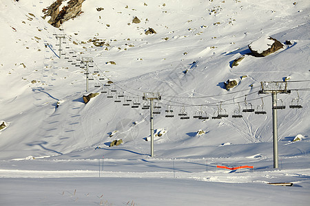 升起滑雪机山脉假期滑雪悬崖娱乐活动升降椅电缆差距岩石图片