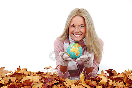 女人手握着地球叶子行星快乐幸福橙子旅行成人地理季节女性图片