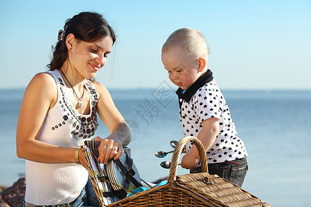 海边野餐男人儿子微笑孩子乐趣公园童年黑发男生女士图片
