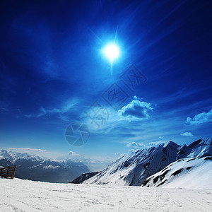 山上有高山岩石蓝色爬坡天空活动冰川旅行单板顶峰运动图片
