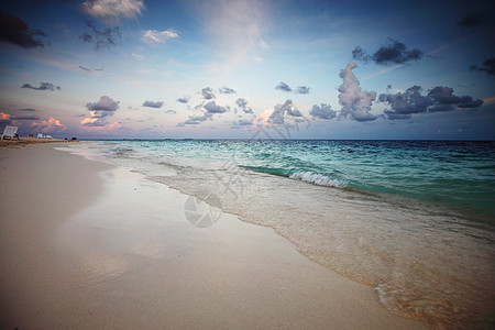 日落在海中旅行天气海洋季节蓝色假期场景地平线太阳天空图片
