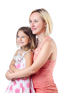 快乐的妈妈和女儿在白色拥抱家庭女孩孩子微笑父母女性乐趣幸福母亲图片