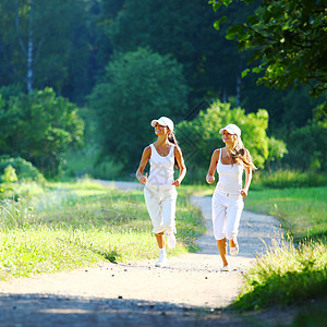 参加竞选的妇女娱乐成人行动锻炼公园慢跑者树木森林火车女性图片