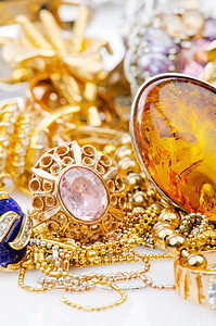大量金首饰的收藏石头珠宝钻石吊坠金属挂坠盒珠子奢华配件耳环图片