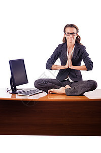 女性在桌上冥想文件夹电脑姿势商务人士工作室职业工作女士商业图片