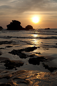 比亚里茨海滩 法国阿海岸旅游太阳岩石海滩背光晴天旅行海洋图片