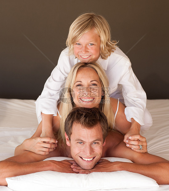 白种人家庭一起躺在床上玩乐图片