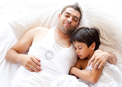 照顾父亲和儿子睡觉图片
