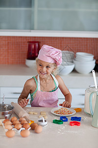 在厨房打工的漂亮年轻姑娘 美美女孩糕点女儿微笑孩子们食物青年女性饼干父母童年图片
