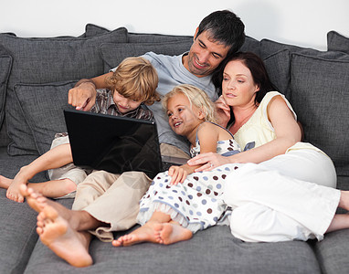 年轻familie坐在沙发上图片