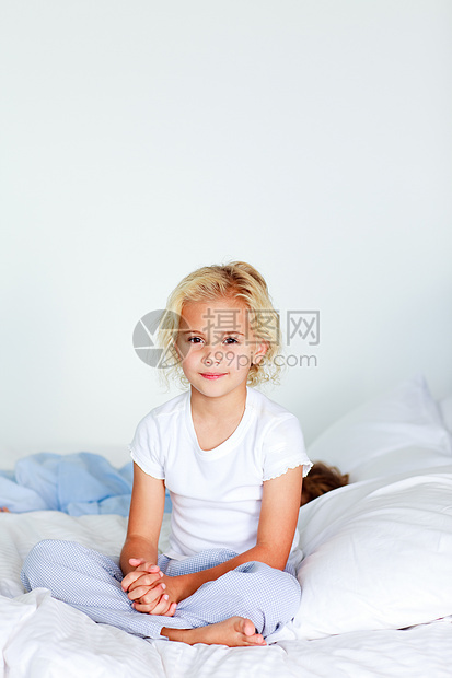 睡床上的可爱女孩苏醒女士床单房子就寝盖子毯子时间拥抱唤醒图片