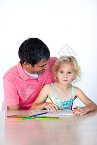 可爱的小女孩和他父亲一起画画图片