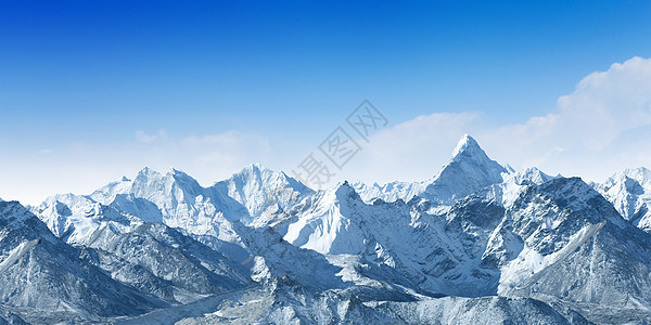 雪下高山风景旅行暴风雪松树天空顶峰太阳蓝色高度小路图片