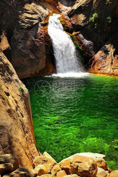 在与绿水湖的瀑布图片