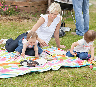 母亲和女儿们一起野餐图片