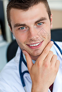一位快乐的男医生的肖像工人黑色外科护士白色手术医院房间女士微笑图片
