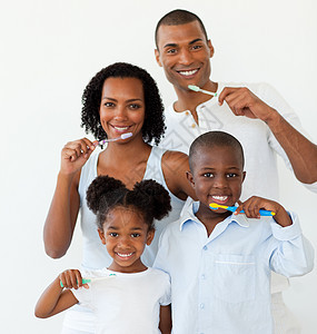 非裔美国人家庭在刷牙图片