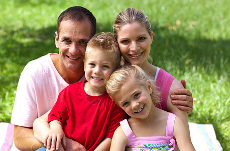 一个幸福的家庭的近亲在镜头前微笑公园女儿女孩女性丈夫男性食物夫妻父母女士图片