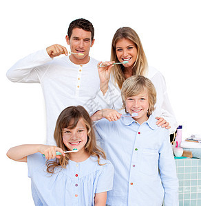 幸福家庭在刷牙图片