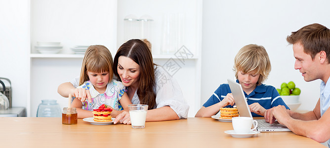家人在厨房吃早饭开心啊图片