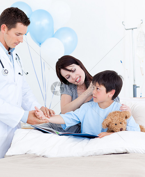 迷人的医生检查病人的手臂工人女士女性团体儿子工作临床监视玩具熊男人图片