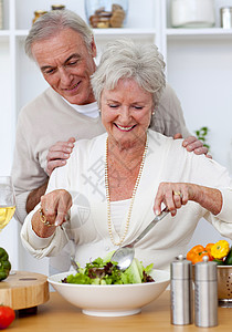 在厨房里吃沙拉的情侣快乐祖母祖父母闲暇夫妻烹饪萝卜幸福祖父桌子黄瓜图片