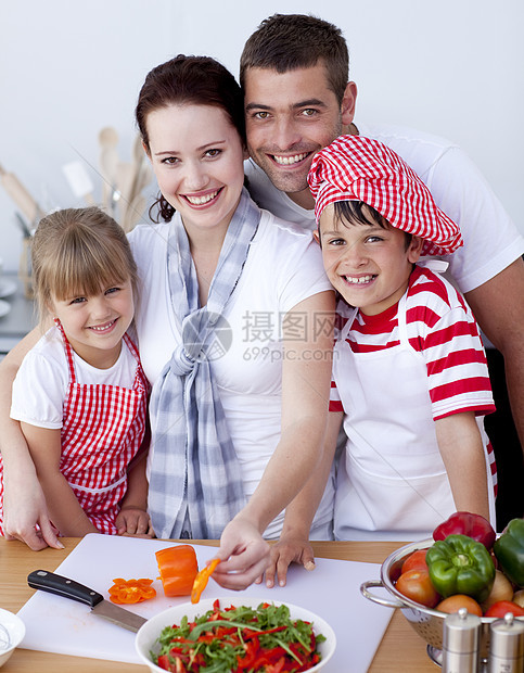 厨房家庭切切家用彩色蔬菜女孩女儿烹饪姐姐兄弟姐妹母亲孩子享受沙拉男人图片